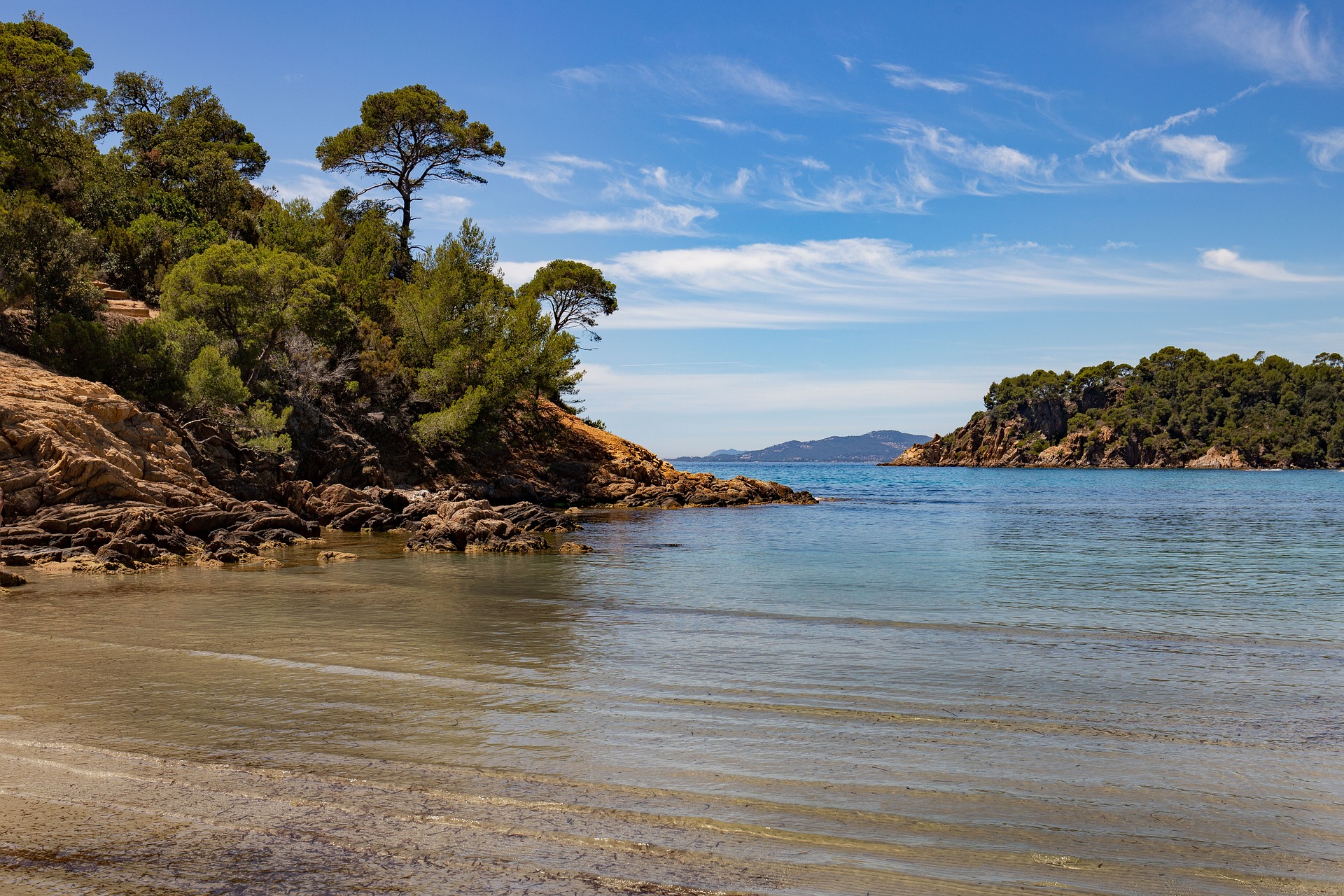 Vue aérienne d’une crique rocheuse et d’une mer turquoise