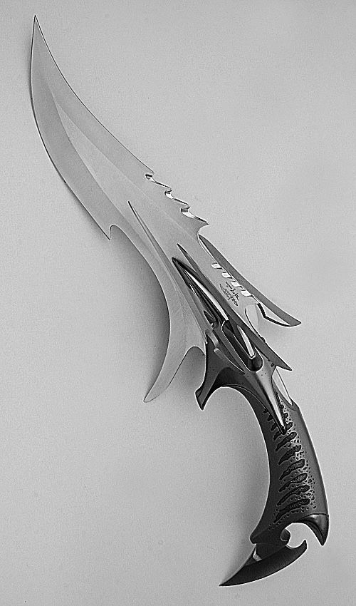 Couteau à double lame au dessin singulier